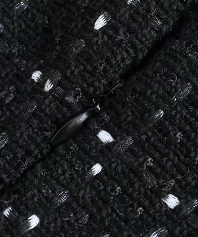 Detalhe macro do tecido com paetê prateado do vestido preto