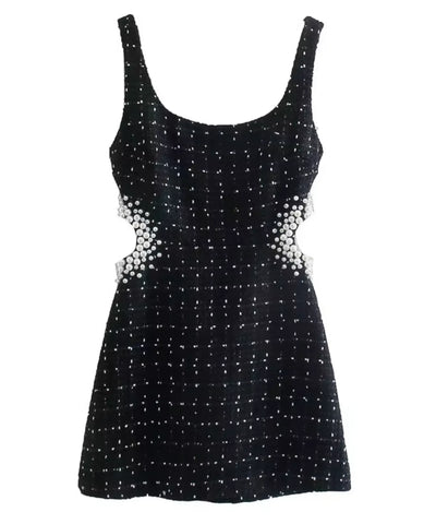 Vestido preto curto de paetê still frente, sem modelo, mostrando recorte lateral com pérolas