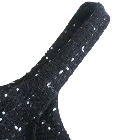 Tecido dobrado do vestido preto de paetê mostrando textura e brilho