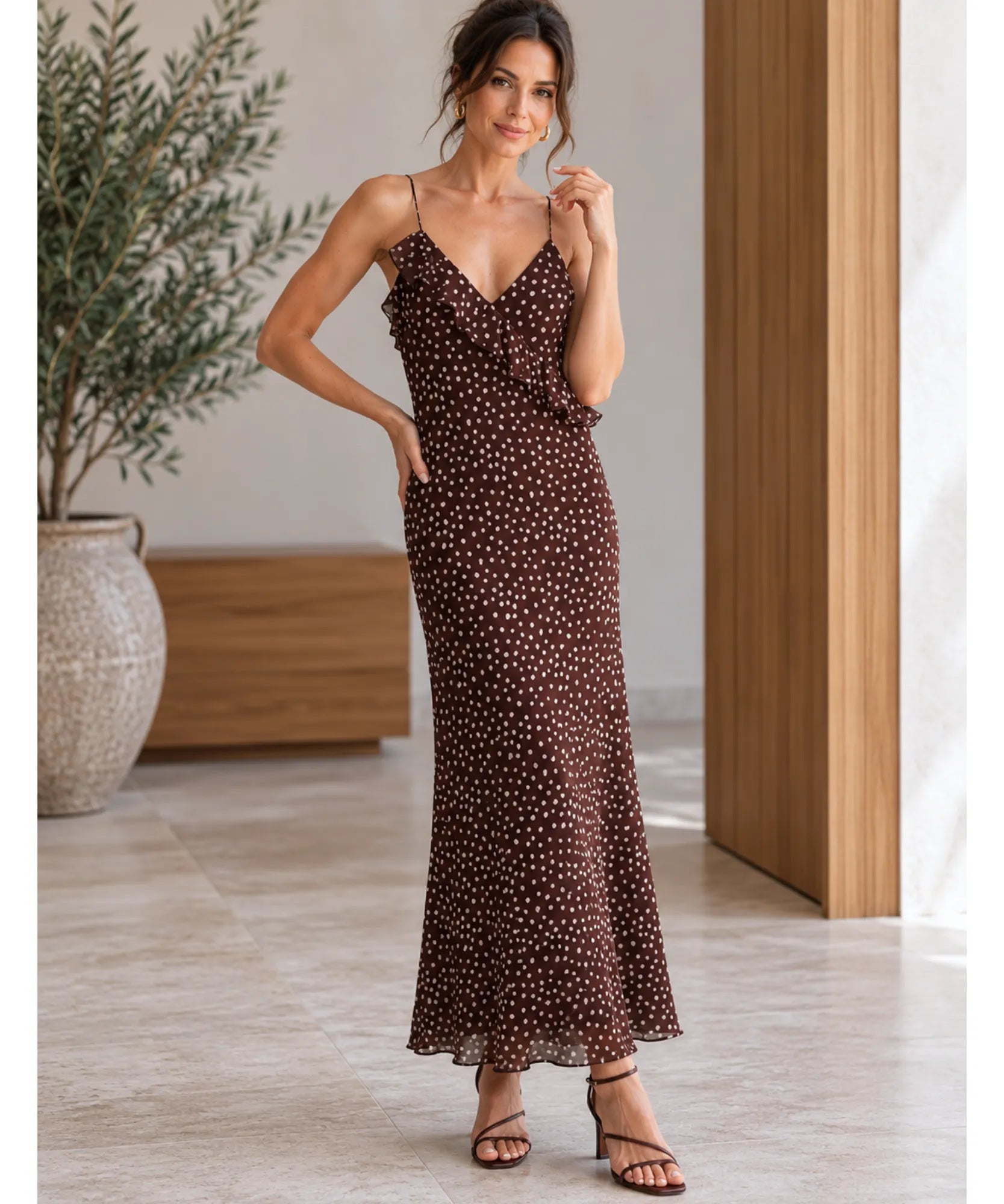 Comprar vestido poá longo decote V marrom em promoção Anellimn