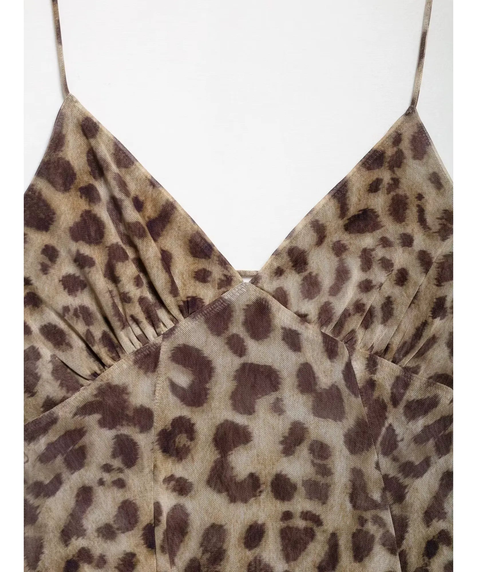 Comprar vestido soltinho curto estampado tule detalhe decote V oncinha bege barato Anellimn