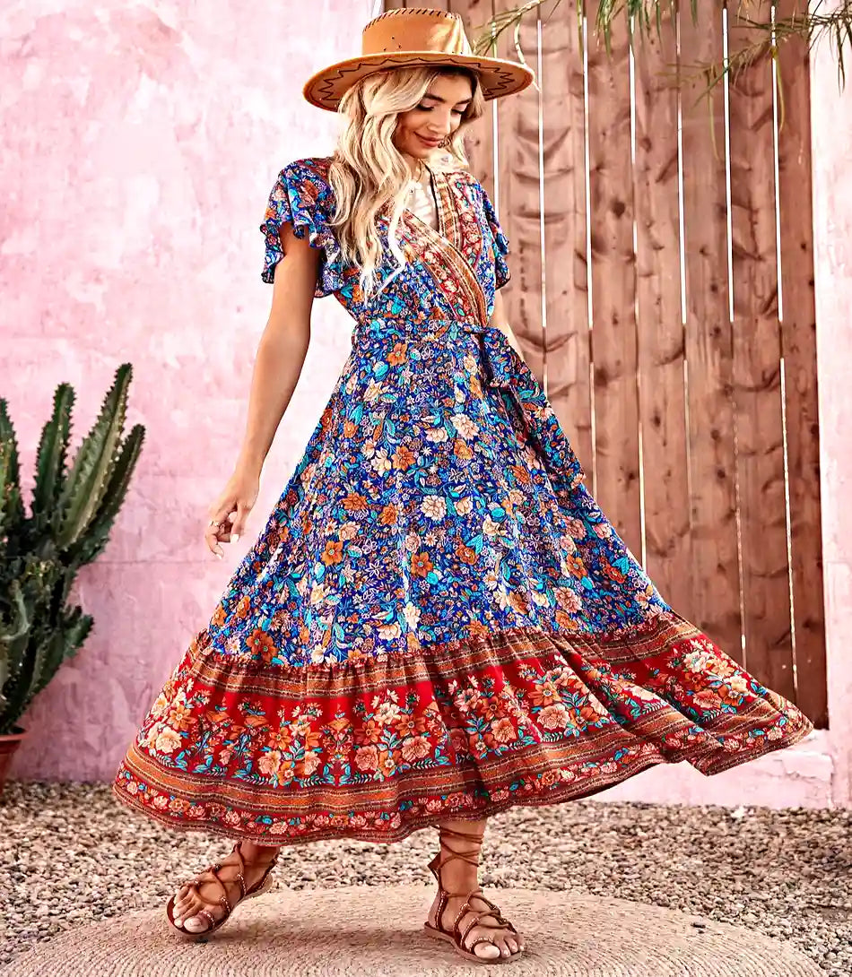 Vestido longo boho feminino com estampa floral, em poliéster, decote em V, mangas curtas e ajuste na cintura.