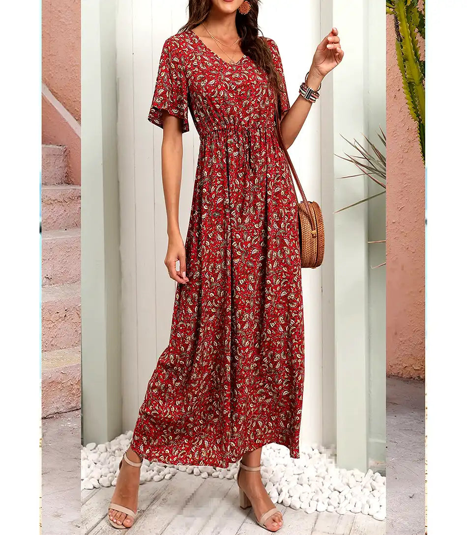 Vestido longo boho feminino com estampa floral, em poliéster, decote em V, mangas curtas e ajuste na cintura.